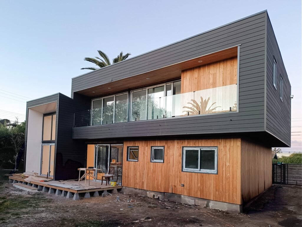 Diseño casa moderna Arquitecto Santo Domingo madera natural negra.