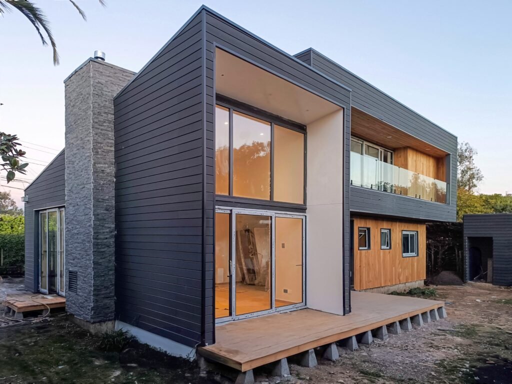 Diseño vivienda unifamiliar madera natural negra.