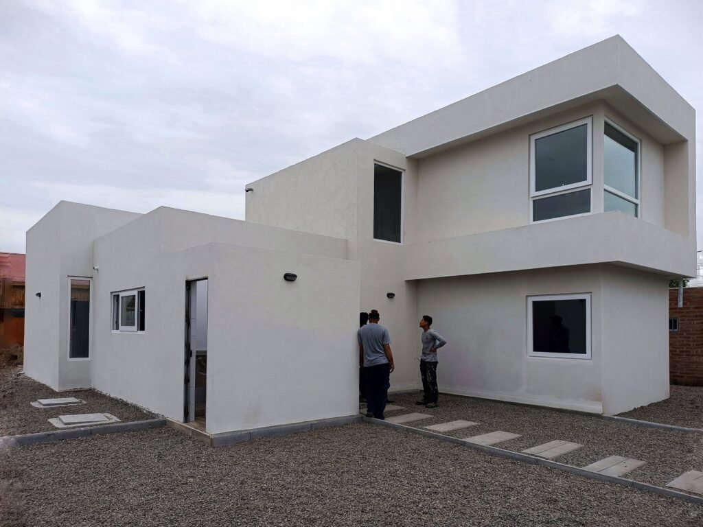 Diseño arquitecto Casa moderna 2 pisos volumenes blancos en Tiltil.