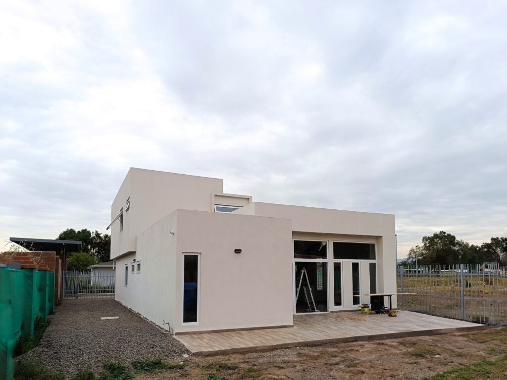 Patio trasero casa blanca con salida a terraza