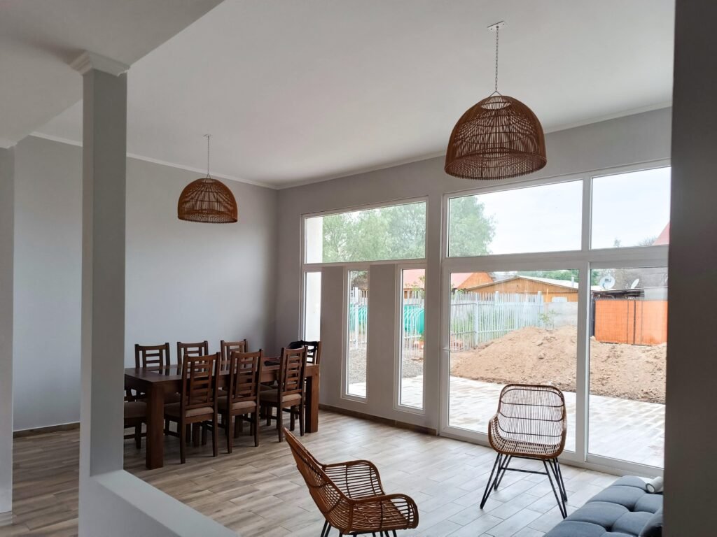 Diseño interior estar comedor en Tiltil.