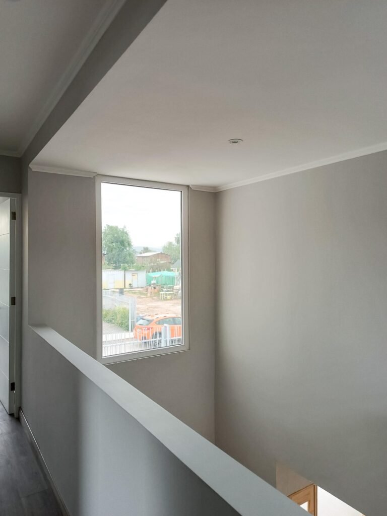 llegada escalera segunto piso casa moderna