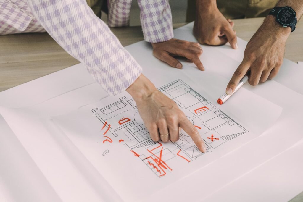 Arquitecto con cliente con planos