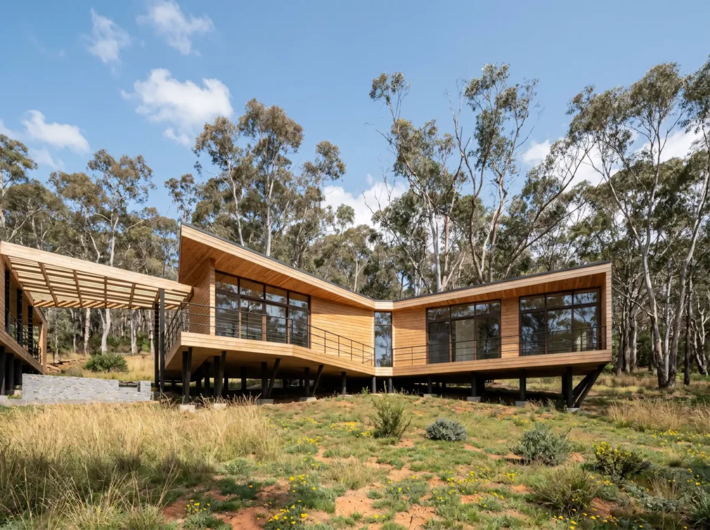 Vista general de vivienda en Tunquén con volúmenes de madera abiertos al paisaje